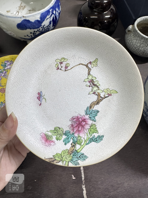清 白地轧道粉彩花卉纹盘 - 图3